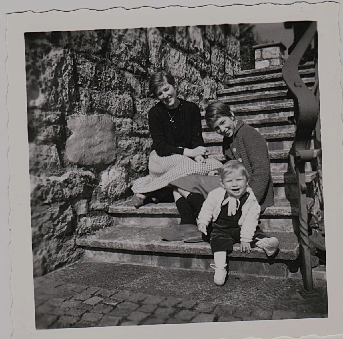 Beat Stricker wuchs als Jüngster von drei Kindern auf, hier zusammen mit seinen beiden Schwestern. Eine schwarzweiss Aufnahme von Beat Stricker und seinen zwei Schwestern